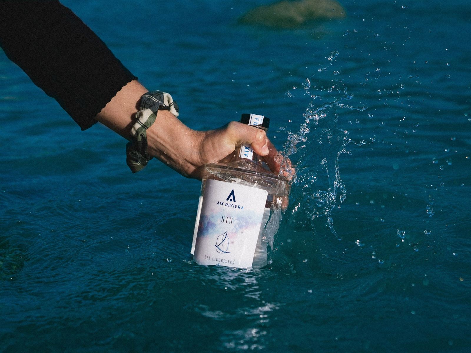 Shooting photo produit du gin Aix Riviera des Likoristes dans le lac